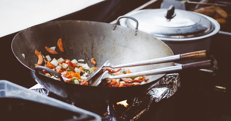 Comment cuisiner avec une seule poêle sans se ruiner
